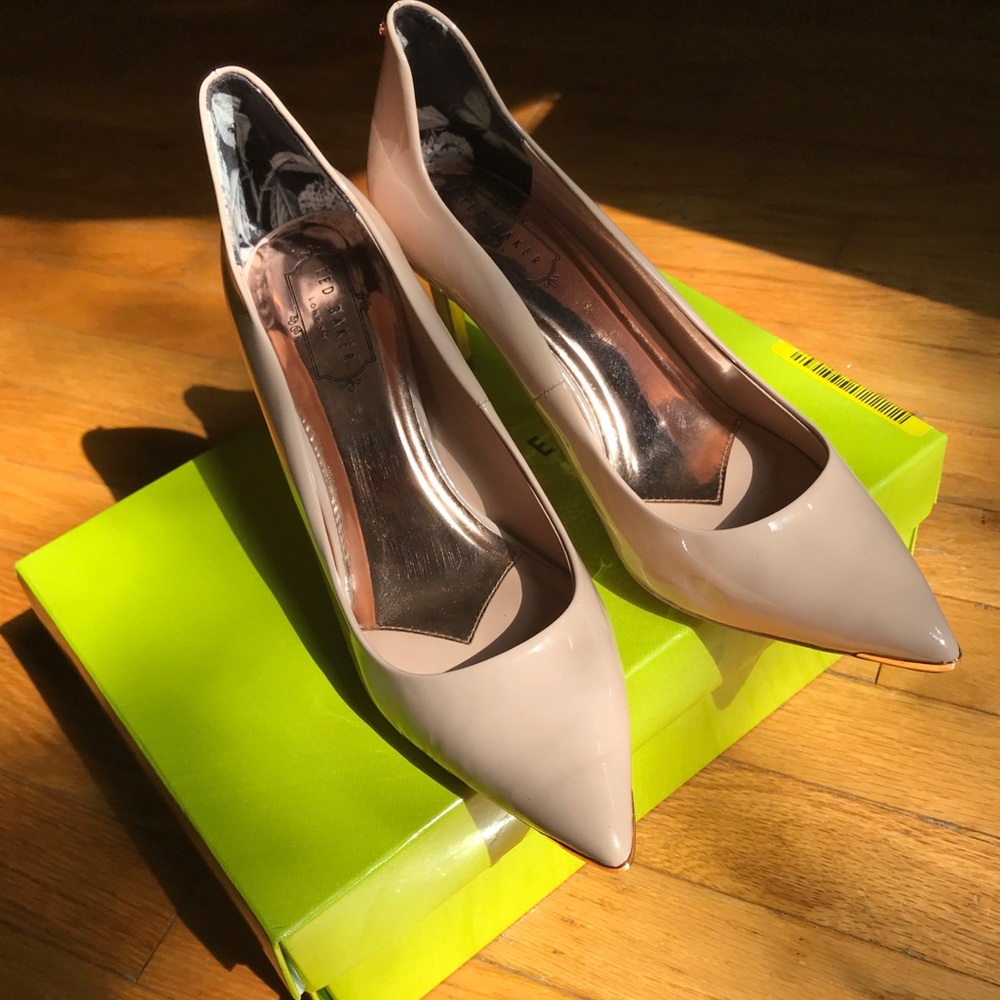 Ted Baker nude heel with gold bow accent